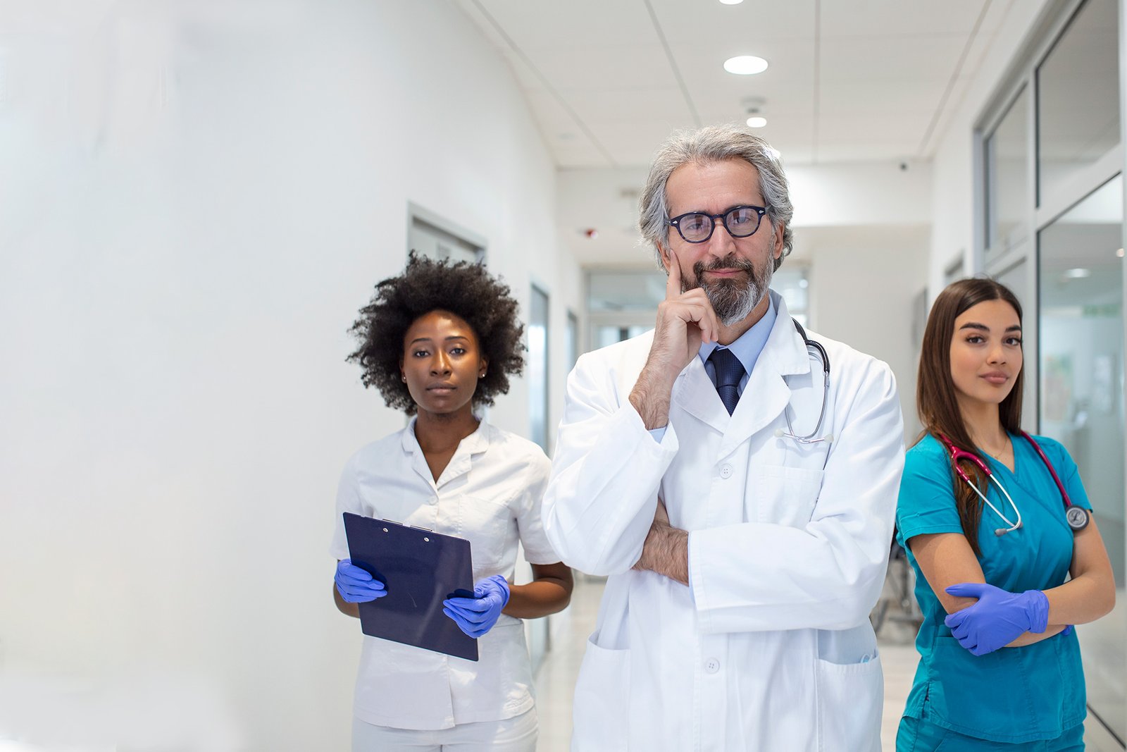 Equipe médica em ambiente hospitalar